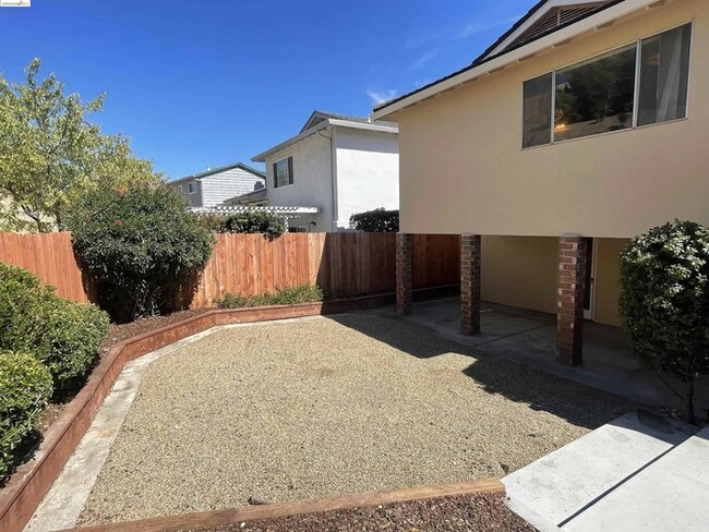 Building Photo - Well maintained 3 bedroom, 2 bath split le...