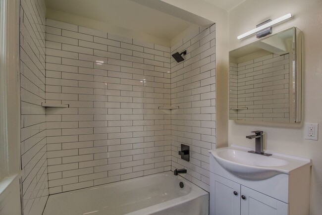 Building Photo - RENOVATED & READY FOR MOVE IN! COZY 2 BEDR...