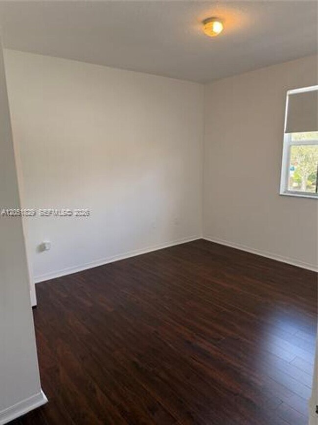 Building Photo - 906 SW 143rd Ave