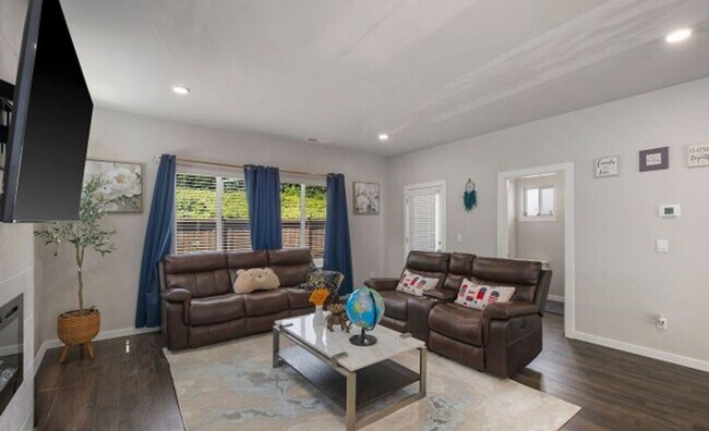 Building Photo - Modern 4-Bed Home in Northshore School District with A/C