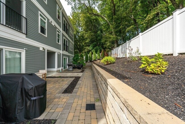 Building Photo - 315 College Farm Rd