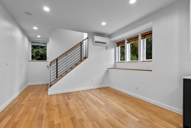Building Photo - Sweet Ultra-Modern Air-Conditioned West Seattle Townhome w/ Parking