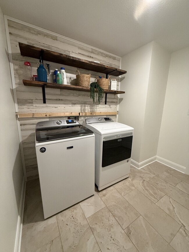 Building Photo - 607 Hollow Crst