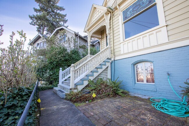 Building Photo - 1940-1946-1946 SW Market St Dr