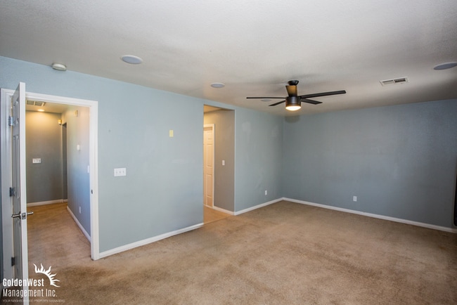 Building Photo - Stylish and Spacious 4Bdm 3.5 Ba Three-Sto...