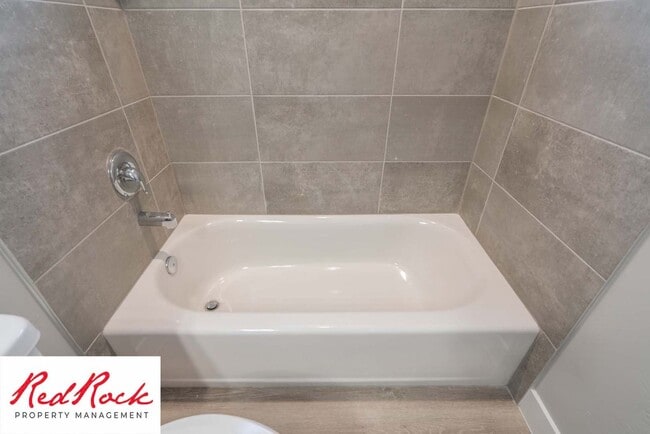 Building Photo - Spacious End Unit Townhome in Hurricane He...