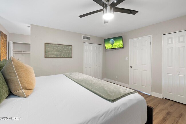 Building Photo - 8570 E Indian School Rd