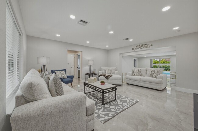 Building Photo - 632 Las Palmas Park