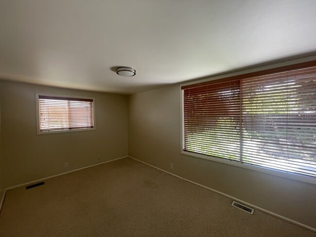 Building Photo - 1576 E Lakewood Dr