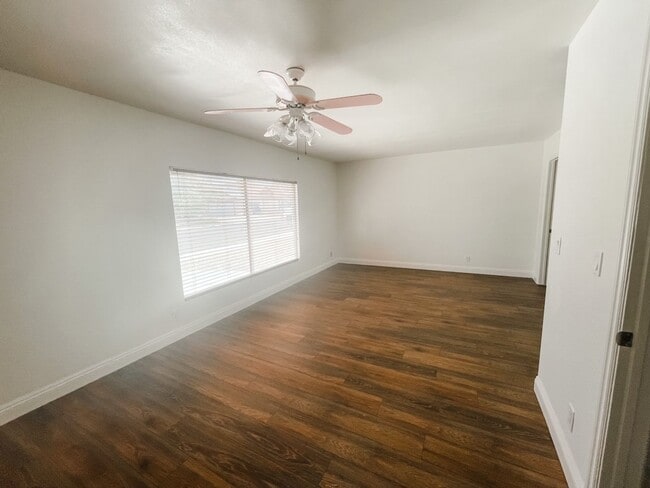 Building Photo - 5 bed/3 bath home in the heart of Spring Valley!