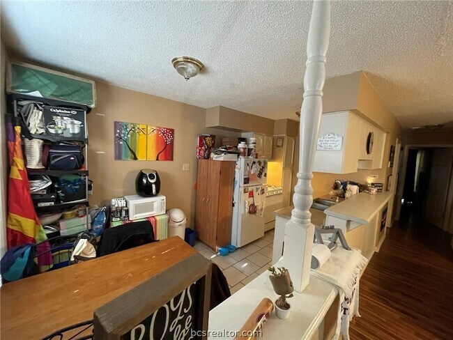 Building Photo - 1521 Hillside Dr