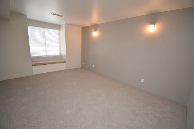 Building Photo - Spacious 1 bed 1 bath Condo on Foothill Dr!