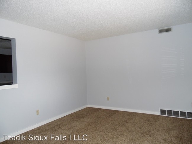 Building Photo - 3000-3012 S Mayfair Dr