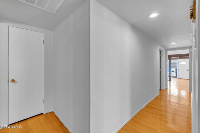 Building Photo - 923 McKelligon Dr