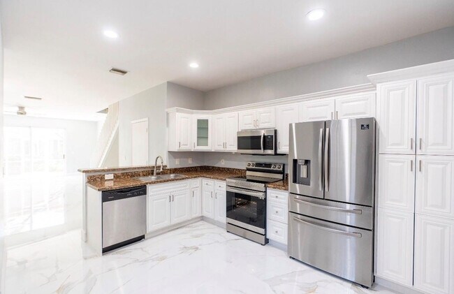 Building Photo - 1928 Madeira Dr