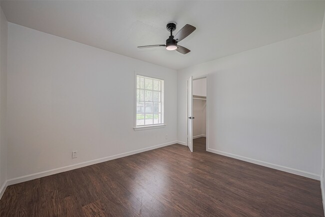Building Photo - 2112 Walnut Ln