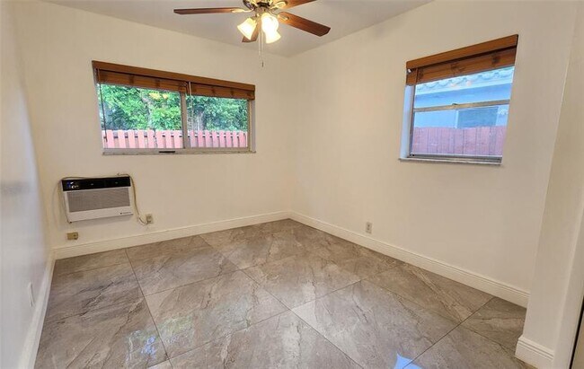 Building Photo - 1136 NE 13th Ave