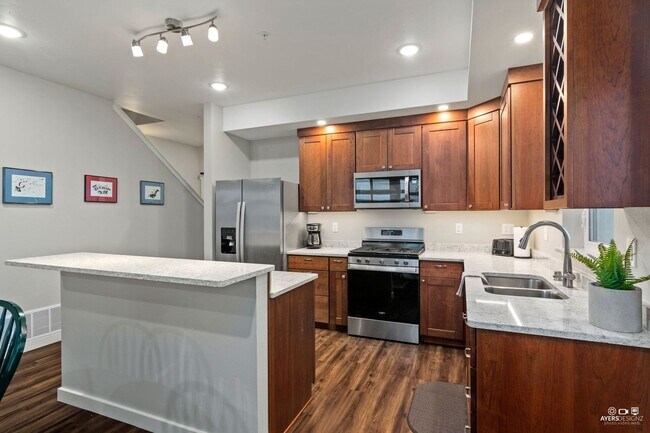 Building Photo - FURNISHED EXECUTIVE RENTAL