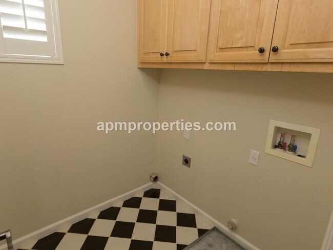 Building Photo - Upscale 3 Bedroom + Den, 4 bath, Detached Cottage, in Gale Ranch!