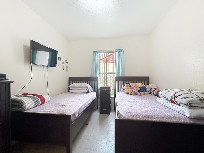 Building Photo - 522 Imperial Pl