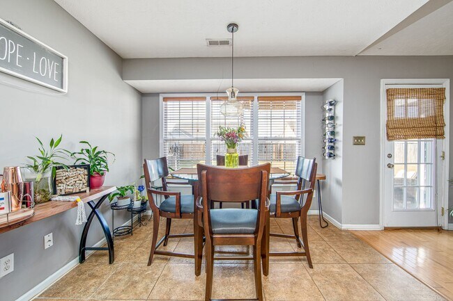 Building Photo - Good size home East of Raeford