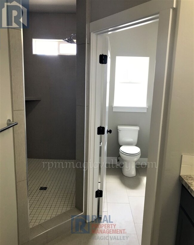 Building Photo - Beautiful 3 bedroom, 2 bath Available 7/8/...