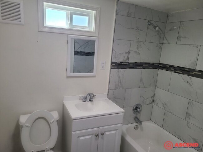 Building Photo - Charming 2-Bedroom Residence in the Heart of North Bakersfield