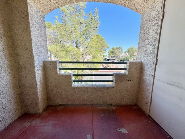 Building Photo - SPACIOUS 2 BEDROOM TOP FLOOR CONDO