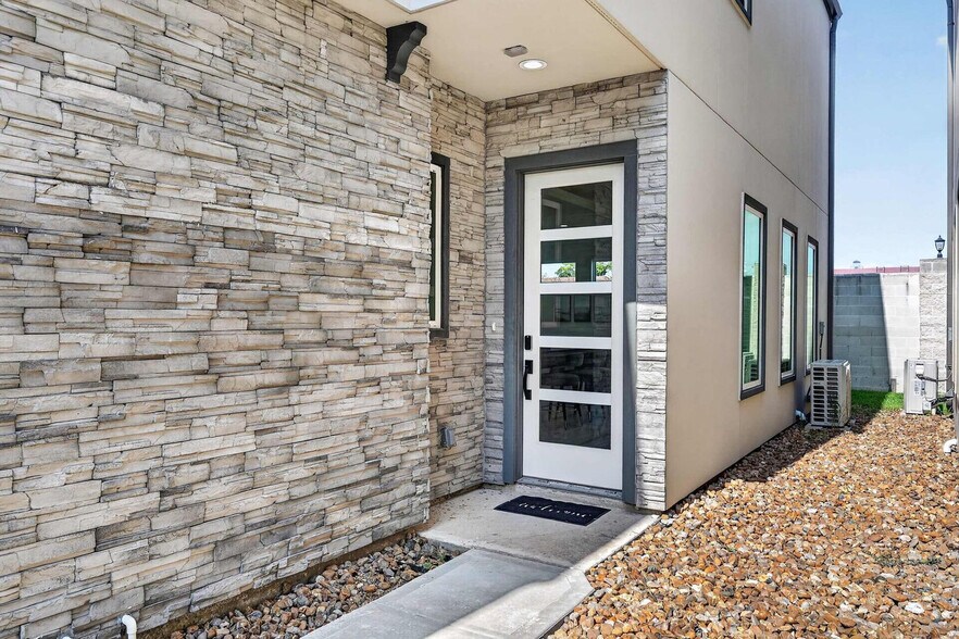 Building Photo - 2926 El Fenice Ln