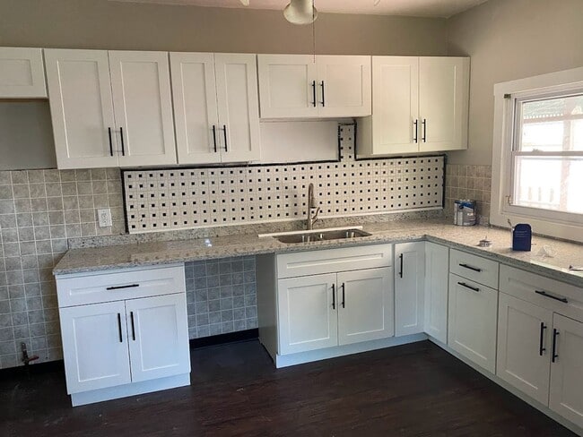 Building Photo - Cozy 1 Bedroom / 2 Bathroom Home in Braddock