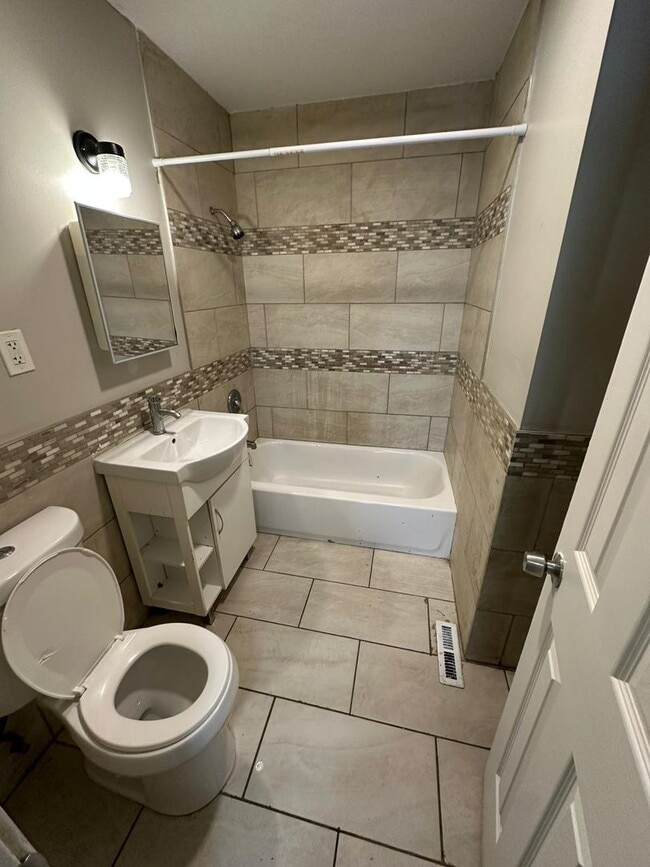 Building Photo - 3 bedroom 1 bath