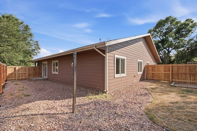 Building Photo - 1205 Raven Pl
