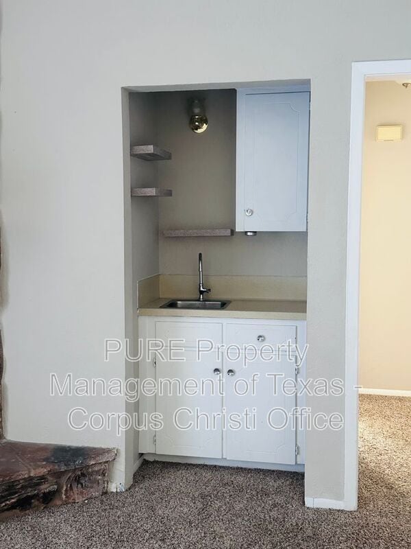 Building Photo - 702 Alhambra Dr