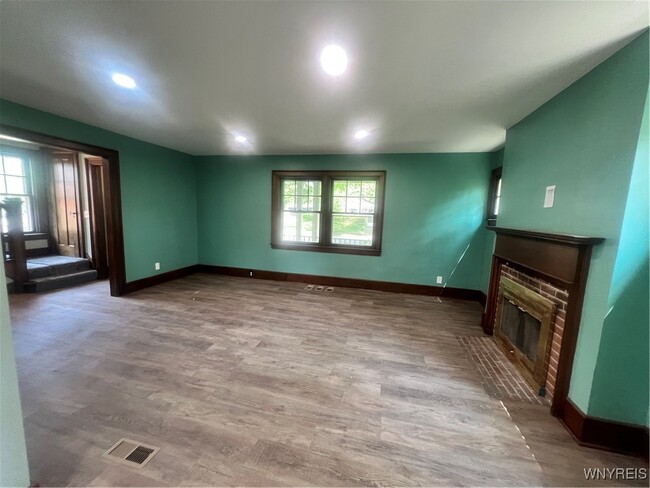 Building Photo - 909 James Ave