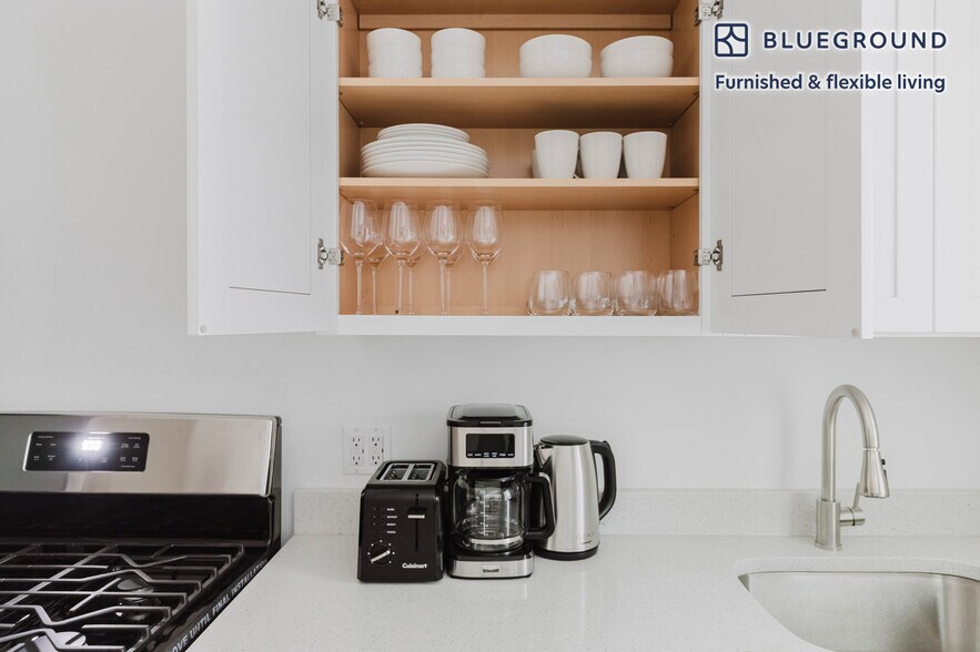 Building Photo - 327 E 10th St