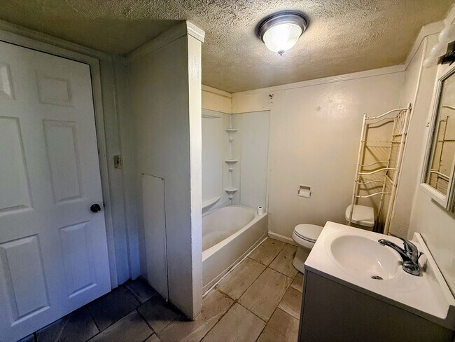 Building Photo - 1055 Beardsley St