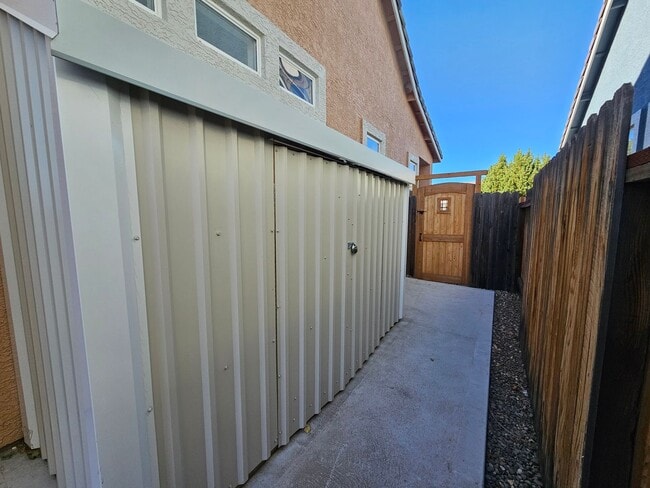 Building Photo - Beautiful Executive Home In Gated Community