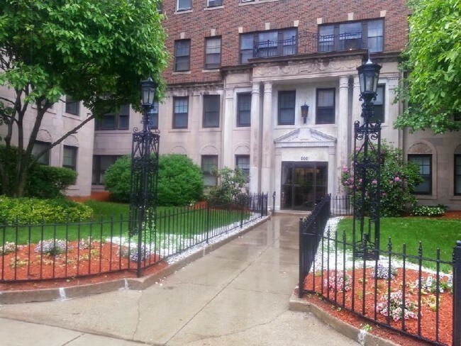 Building Photo - 2001 Commonwealth Ave