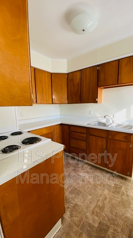 Building Photo - 504 Delafield Ave