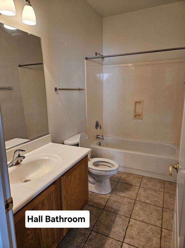 Building Photo - 931 E Sherri Dr