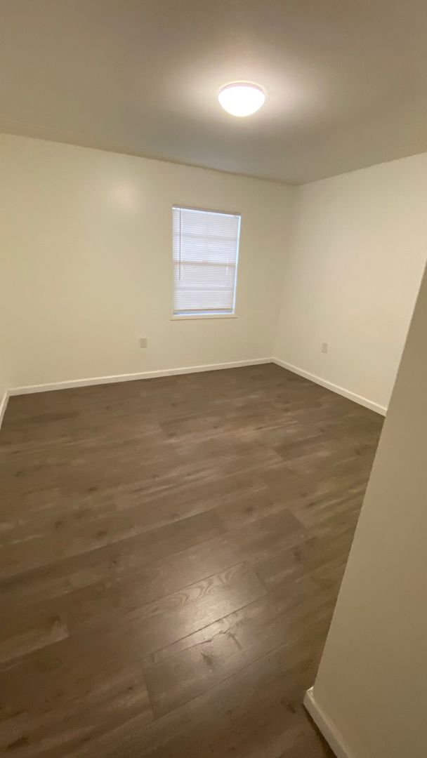 Building Photo - Spectacular Lakeview Home ~ 3 Bed or 2 Bed...