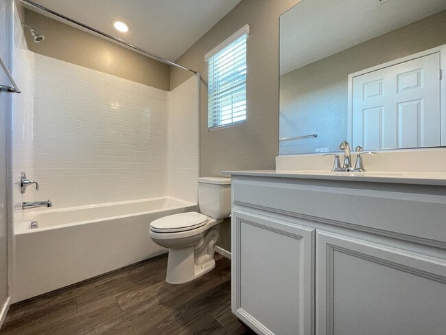 Building Photo - Stunning Summerlin 3 bedroom Townhouse in Gated Community