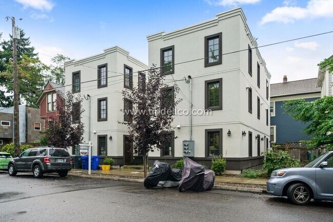 Building Photo - Modern Three-Story Townhouse in Hosford-Ab...
