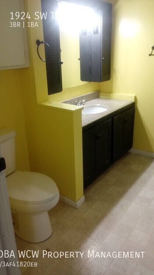 Building Photo - 1924 SW Tara Ave