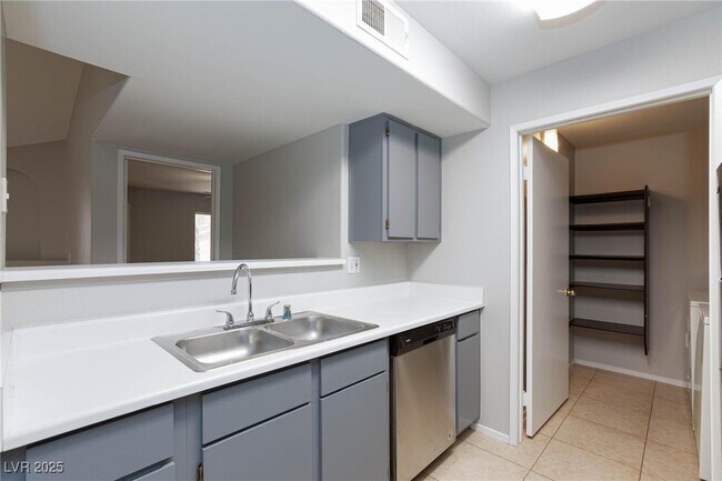 Building Photo - 7885 W Flamingo Rd
