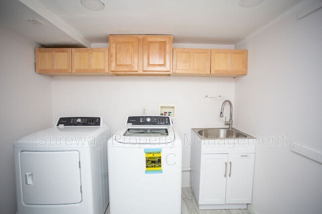 Building Photo - 712 Sage Hill Dr