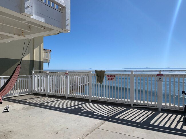 Building Photo - 6647 Del Playa Dr
