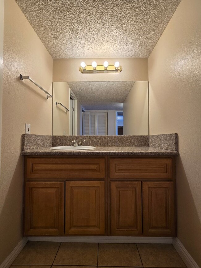 Building Photo - 2 Bedroom Condo at the Wimbledon Tennis Club Community