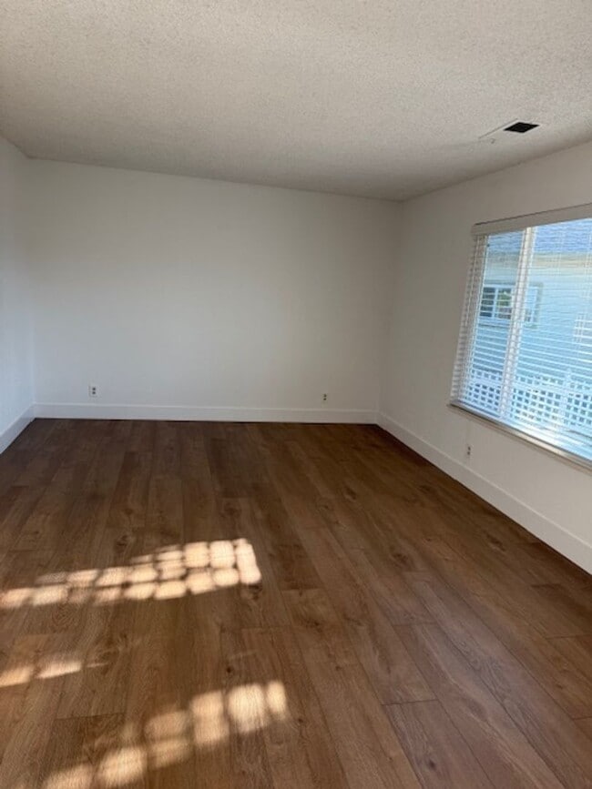 Building Photo - For Rent – Charming 2-Bedroom Home in Rinc...