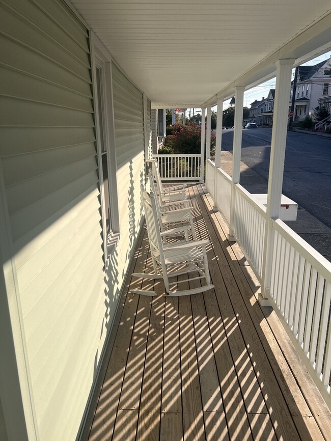 Building Photo - Remodeled 2 bed, 1 bath with laundry